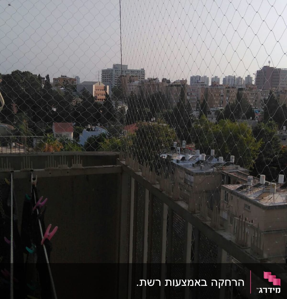רשת למניעת כניסת יונים במרפסת